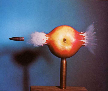 golyó átlő egy almát